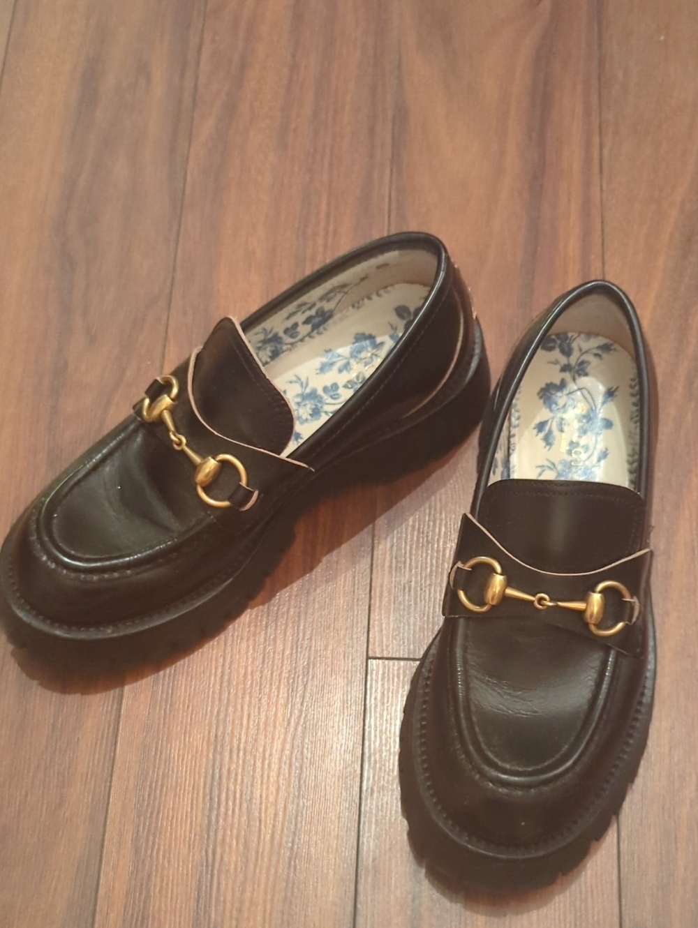 Gucci Black Leather Women's Loafers with Gold Horsebit